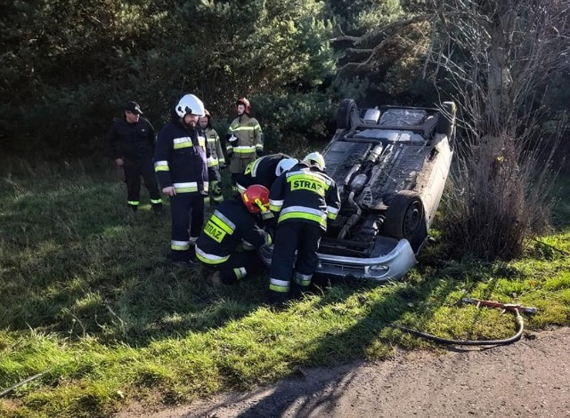 Ponad 2,5 promila alkoholu w organizmie miał 51-letni kierowca daewoo lanosa, który na prostym odcinku drogi stracił panowanie nad pojazdem. Auto kierowane przez pijanego w sztok dłutowianina zjechało na pobocze i przewróciło się na dach, a on - został uwięziony w karoserii pojazdu.Zobacz zdjęcia - kliknij dalej