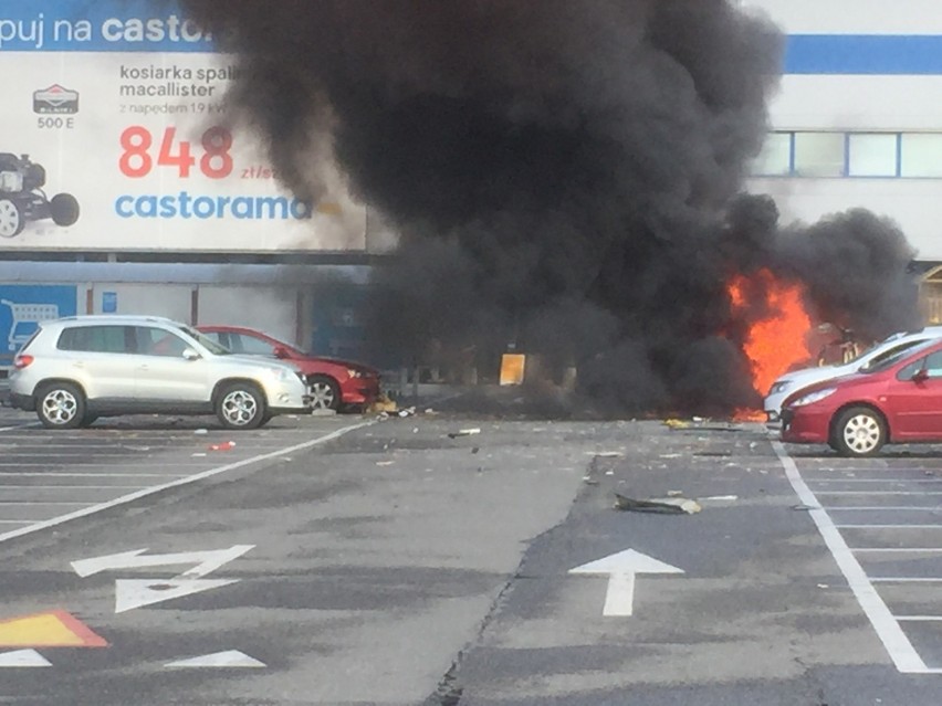 Wybuch samochodu na parkingu przy Castoramie w Sosnowcu....