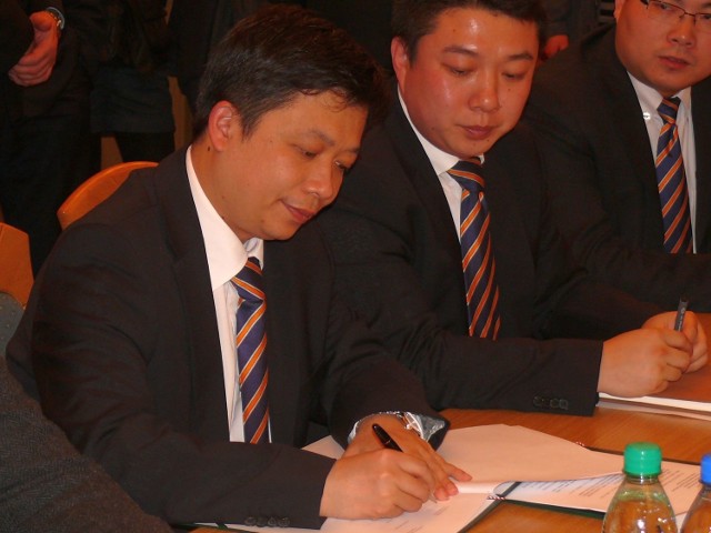 Klamka zapadła &#8211; pod porozumienie podpisał się przedstawiciel LiuGong Tan Zuazhun.