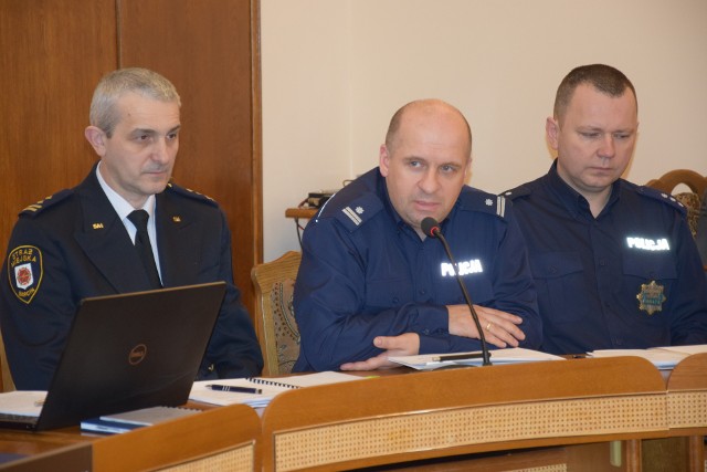 Sprawozdanie z działalności policji w ubiegłym roku złożyli Artur Krajewski (w środku), szef KPP w Żninie i Jacek Adamczyk (z prawej)
