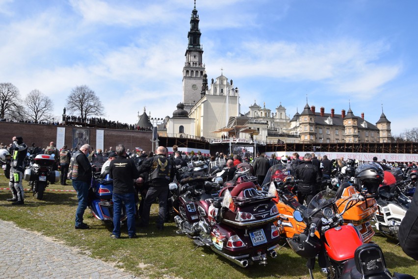 Według danych policji na Jasną Górę przyjechało 10 tysięcy...