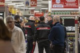 Atak nożownika w supermarkecie niedaleko Mediolanu. Są ofiary
