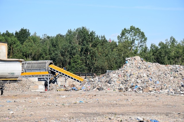 Jak podaje Starostwo Powiatowe w Policach realizacja projektu "Usunięcie niewłaściwie składowanych odpadów w Policach przy ul. Kamiennej" ma się zakończyć do 31 grudnia 2023 roku.