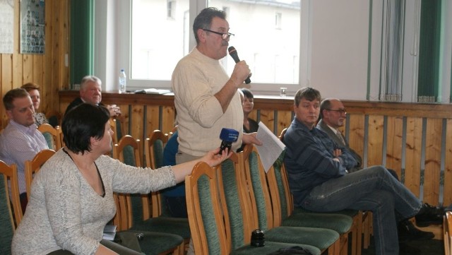 Sołtys Zbigniew Krzoska zabrał głos na sesji, protestując przeciwko likwidacji szkoły.