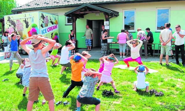 Najpierw na stadionie trzeba było wykonać kilka ćwiczeń na rozgrzewkę. Dzieci wzięły udział w lekcji yogi.