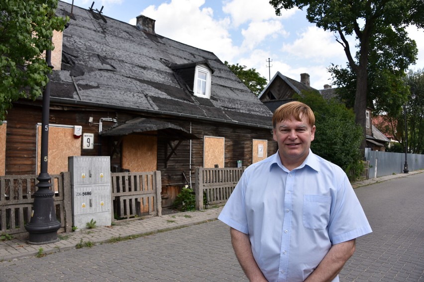 Zbigniew Klimaszewski stoi na terenie dawnej Korony. Drzewa...