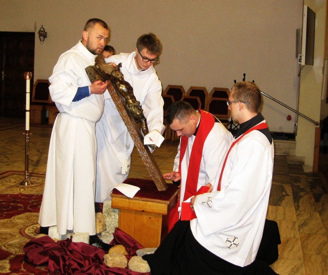 Ważnym punktem wielkopiątkowej liturgii Wielkiego Piątku jest adoracja krzyża.