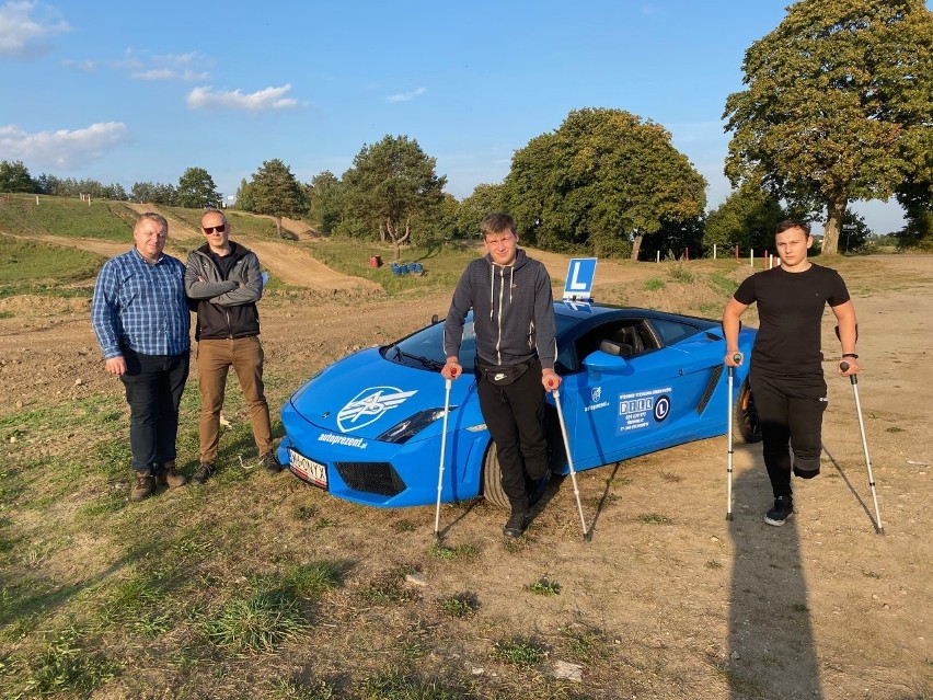 Chojnice: Zdał prawo jazdy jadąc… lamborghini gallardo! Mieszkaniec Przechlewa zrobił to jako pierwszy na świecie! Zobacz zdjęcia i film!