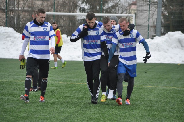 Błażej Miller doznał kontuzji po kwadransie gry i z boiska pomagali mu zejść koledzy z drużyny: Damian Szyszka (z prawej) i Patryk Czarnota.