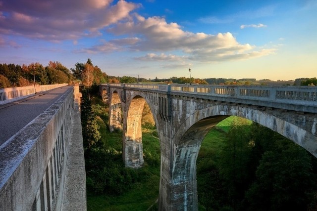 Te niesamowite mosty można zobaczyć w województwie warmińsko-mazurskim, a dokładniej w miejscowości Stańczyki. Potocznie nazywane są „Akweduktami Puszczy Rominckiej”, ze względu na duże podobieństwo do akweduktów w Pont du Gard we Francji.Zobacz więcej zdjęć ---->