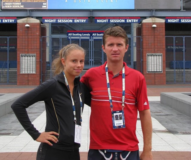 Zdjęcie wykonane podczas US Open w 2009 roku. Na zdjęciu młoda Magda Linette wraz z trenerem Jakubem Rękosiem.