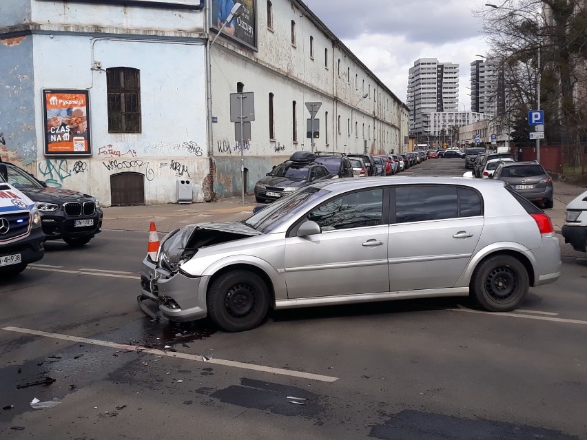 Wypadek przy placu Orląt Lwowskich. Ranna kobieta (ZDJĘCIA)