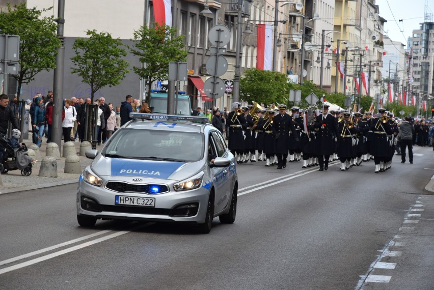 Święto Narodowe Konstytucji 3 Maja w Gdyni. Złożenie wieńców i salut świąteczny [zdjęcia]