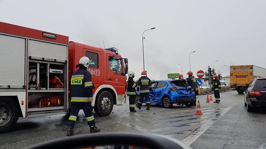 Groźny wypadek trzech samochodów pod Wrocławiem [ZDJĘCIA]