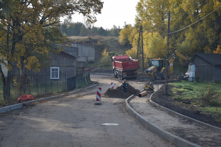 Trwają prace przy budowie jezdni, chodników oraz przebudowie...