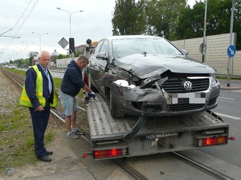 Wypadek na ul. Zgierskiej. Volkswagen zderzył się z tramwajem