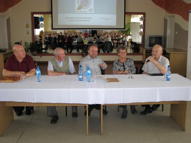 Na zdjęciu od lewej: Teodor Glensk, Józef Kampa, Waldemar Gielzok, Elżbieta Reinert i Józef Waletzko.