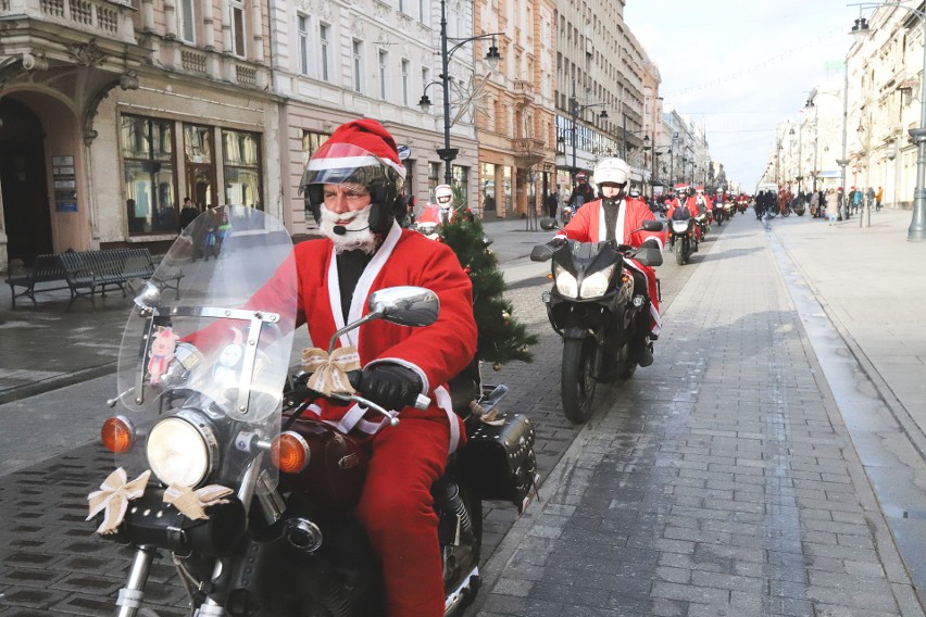 Parada Mikołajów na motorach w Łodzi. MotoMikołaje z prezentami dla dzieci z Domów Dziecka [ZDJĘCIA]