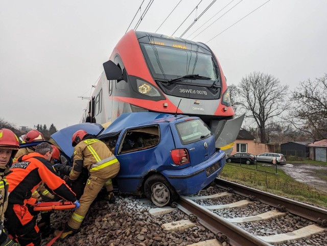 Sygnalizacją świetlną oraz krzyżem św. Andrzeja strzeżony jest przejazd kolejowy, na którym w niedzielę (4 grudnia) doszło do śmiertelnego wypadku. Samochód osobowy zderzył się z pociągiem ŁKA relacji Łódź- Kutno. Zginął kierowca volkswagena. 