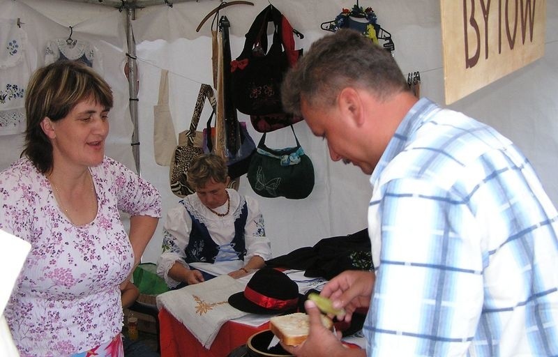 Tlumy mieszkanców Bytowa i turystów bawilo sie podczas...