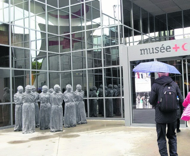 Wejście do Muzeum Czerwonego Krzyża i Czerwonego Półksiężyca w Genewie. Przed wejściem charakterystyczne rzeźby - postaci z zasłoniętymi oczami i ustami symbolizujące więźniów politycznych