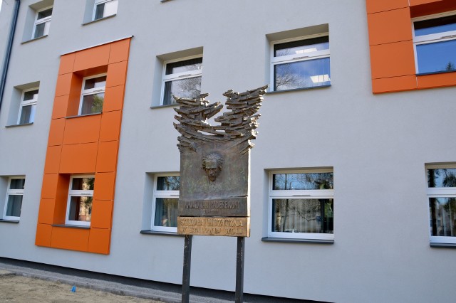 Szkoła Muzyczna ma nową elewację, a tablica patrona Ignacego Paderewskiego zdjęta ze ściany i postawiona obok