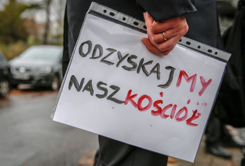 Protest pod siedzibą gdańskiej archidiecezji 8.11.2019