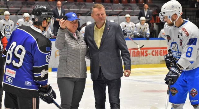 Sonia Grychtoł, rektor Małopolskiej Uczelni Państwowej, uroczyście rozpoczęła mecz rozgrywek akademickich w Oświęcimiu w towarzystwie Petera Stepankovicza, menedżera EUHL.