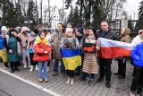 Poznaniacy przed rosyjskim konsulatem. Pikieta związana z rocznicą wybuchu wojny w Ukrainie. Zobacz zdjęcia i wideo