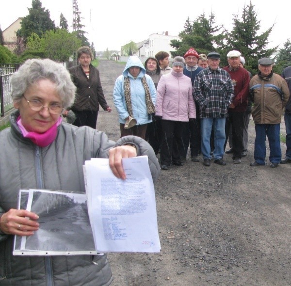 Pod petycją w sprawie drogi podpisali się wszyscy mieszkańcy - pokazuje Irena Badek.