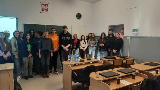 Uczniowie z Zespołu Szkół Rolniczych w Cudzynowicach uczestniczyli w ciekawym spotkaniu z Magdaleną Wiśniowską, dietetykiem. Rozmawiali o zasadach zdrowego odżywiania.