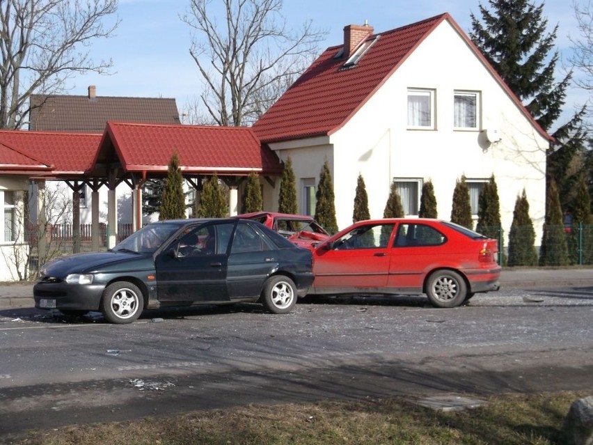 Wypadek na trasie Wrocław - Środa Śląska. BMW wjechało w inne auto [ZDJĘCIA]