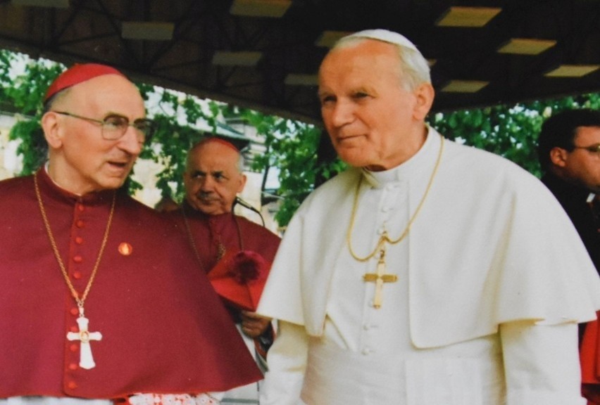 W obronie świętego Jana Pawła II. Jest ważny komunikat biskupa kieleckiego Jana Piotrowskiego "po pełnych nienawiści atakach" na papieża