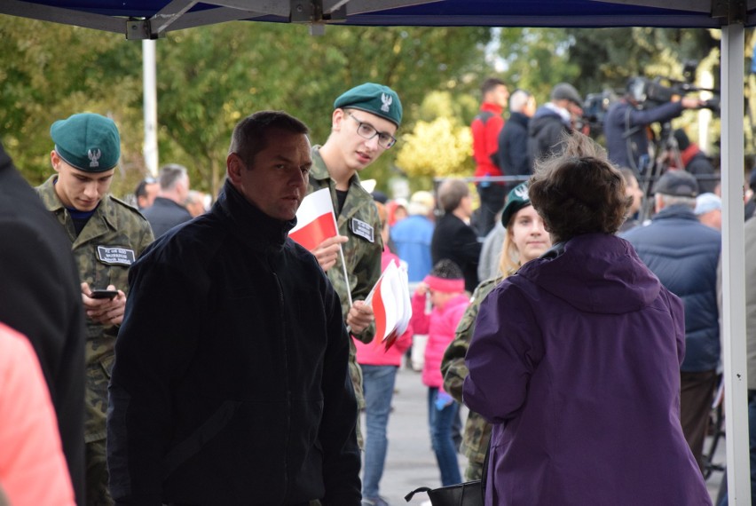 Andrzej Duda – skandowali sympatycy prezydenta RP w Oświęcimiu. Konstytucja – grzmiał KOD  