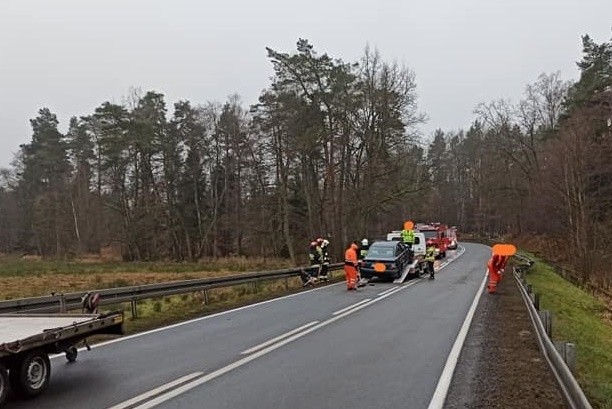 Kierująca audi, na łuku drogi straciła panowanie nad...