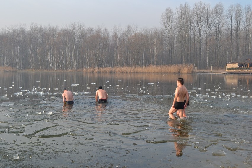 Sosnowiec: nowy rok zaczęli od morsowania i spotkania z... Michałem Wiśniewskim [ZDJĘCIA]