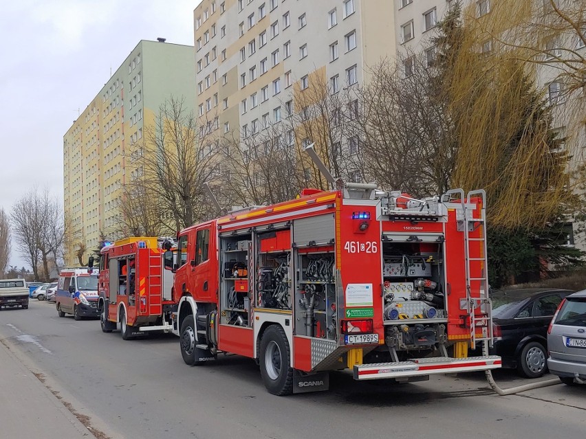 Ciało strażacy znaleźli w zadymionym mieszkaniu przy ul....