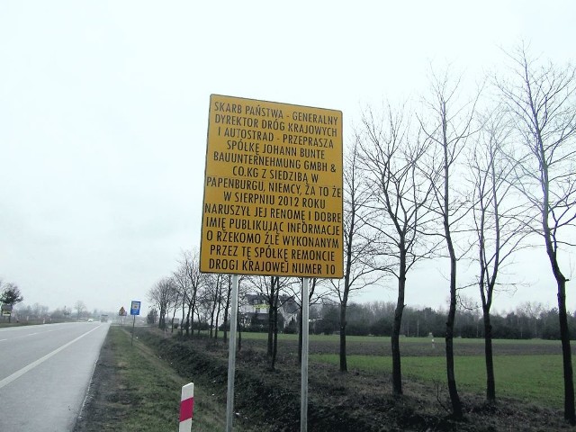 Jedna z tablic ustawionych przy DK 10 we wsi Wólka.