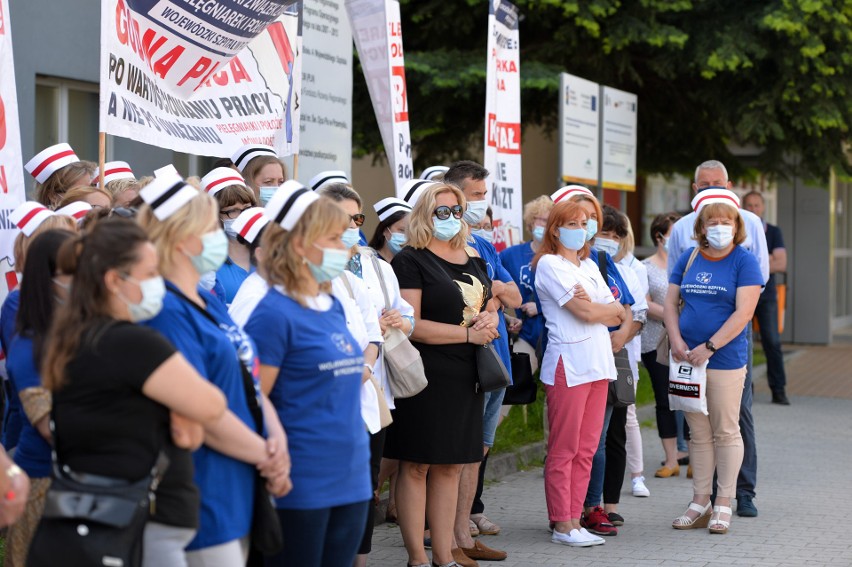 Pikieta pielęgniarek i położnych w Przemyślu. W Polsce protesty przeciwko warunkom pracy i płacy [ZDJĘCIA]