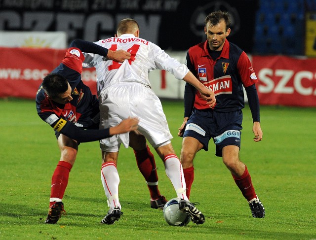 Piotr Petasz (z lewej) i Jozef Petrik (z prawej) robili, co mogli, ale wszystkich akcji Widzewa nie byli w stanie zatrzymać.