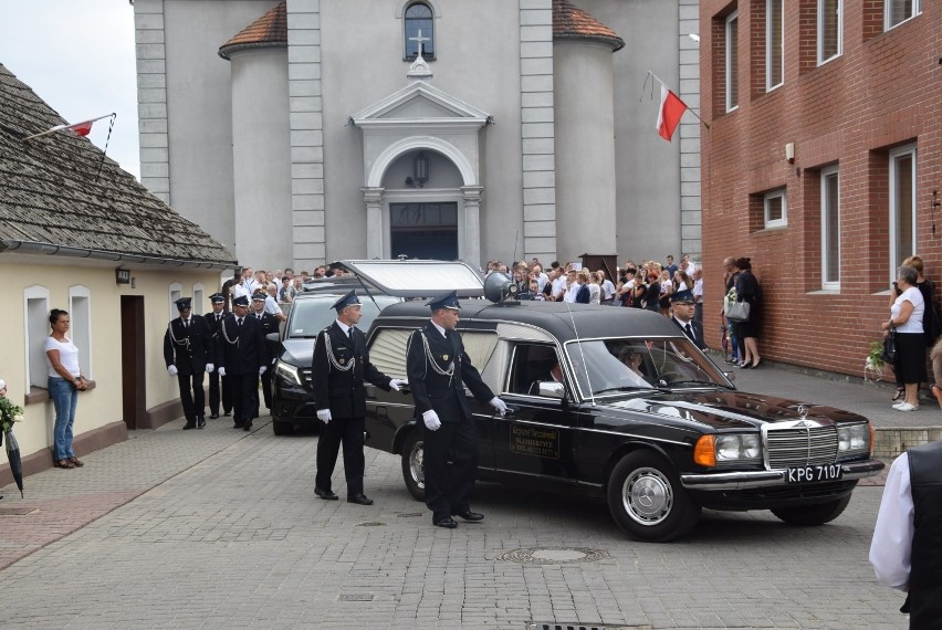 Pogrzeb dzieci z Sulmierzyc, które utonęły w morzu....