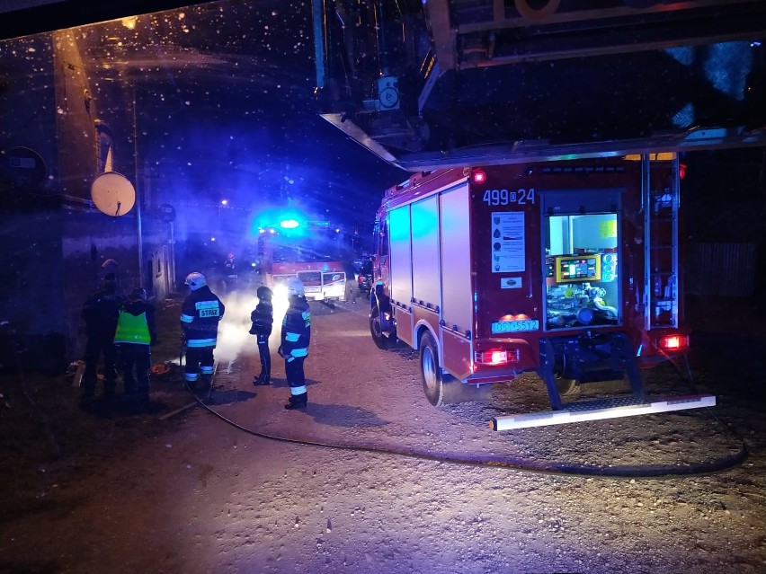 Pożar familoka w Szymiszowie. 48 osób ewakuowanych. Jedna osoba trafiła do szpitala