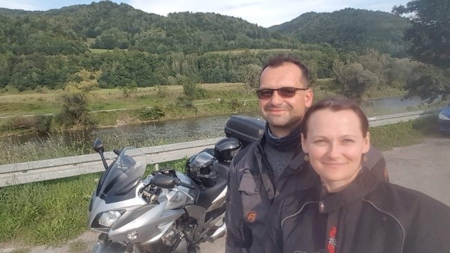 Dramatyczny wypadek małżeństwa z Ostrowca. Ich motocykl zderzył się z osobówką. Walczą o powrót do zdrowia