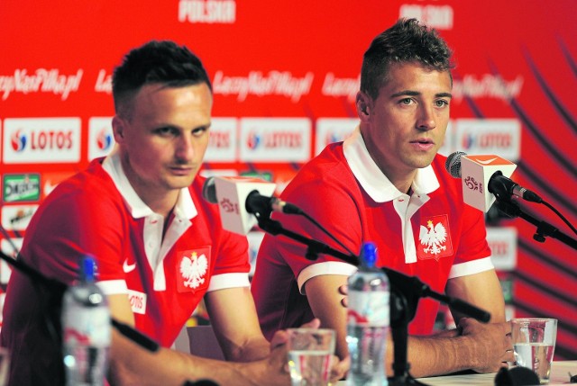 Sławomir Peszko (z lewej) zapowiada, że jeśli Kamil Grosicki nie dojdzie do zdrowia, będę musiał przejąć jego zadania. Thiago Cionek deklaruje, że zagra na każdej pozycji, na której będzie potrzebny