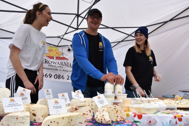 Jakub Jasiurkowski z żoną Zuzanną (w czapce) oraz Julią Brodą na targach, jeszcze przed pandemią