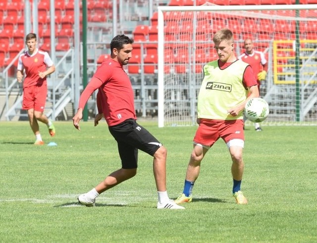 Bramkę dla widzewiaków strzelił Sebastian Olczak (z lewej)