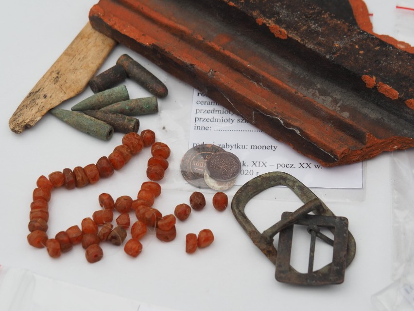 Kolię z bursztynu, monety, zapinkę i inne przedmioty odkryto...