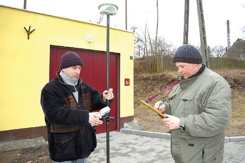 Wczoraj Jarosław Waszkiel (z lewej) z pracownikiem Andrzejem Dykasem wykonywali pomiary za pomocą GPS w pobliżu remizy OSP w Linownie. Dzięki temu będzie można precyzyjnie ułożyć wodociąg i kanalizację do remizy.