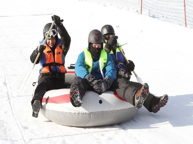 Łukasz Kaproń, Paweł Zarzycki i Wojciech Kowalski ze stoku narciarskiego w Niestachowie zjeżdżali&#8230; na pontonie.