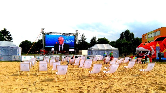 W Będzinie działa plaża z możliwością oglądania meczów